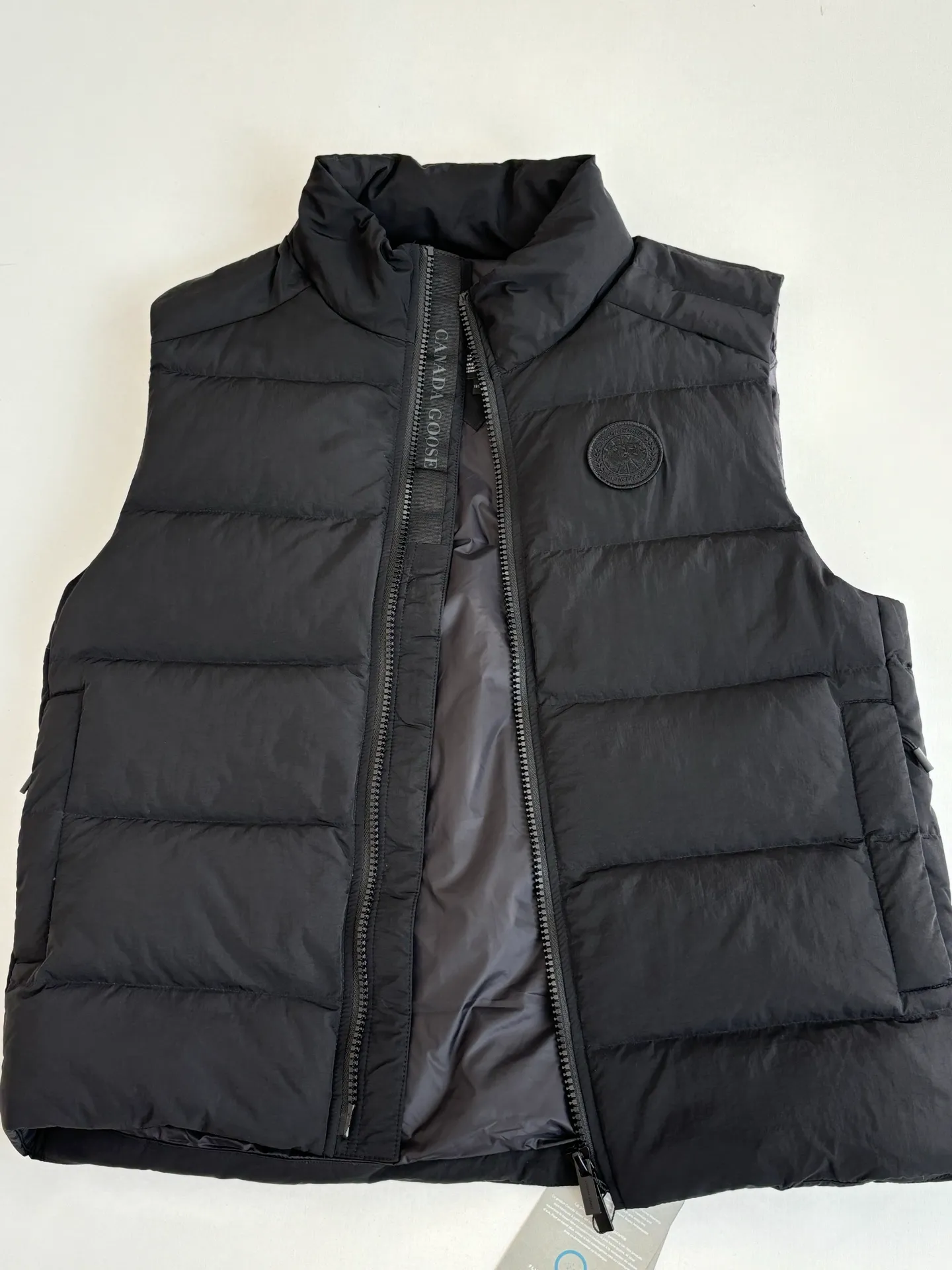 P690 Canada Goos*/Big Goose Rubber Label Badge Down Vest The fabric is made of high-quality protective nylon fabric, 90 national standard high-quality white duck down: selected high-fill down, weighing 160g, light and warm, with excellent temperature locking performance and good resilience. Three-dimensional quilting technology and precision thread reinforcement prevent lint from being drilled and ensure that the fluffy and resilient elasticity lasts like new.  Size：S/M/L/XL